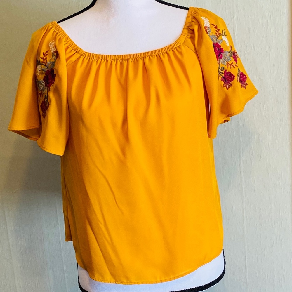 3/$25 Lily White Embroidered peasant blouse